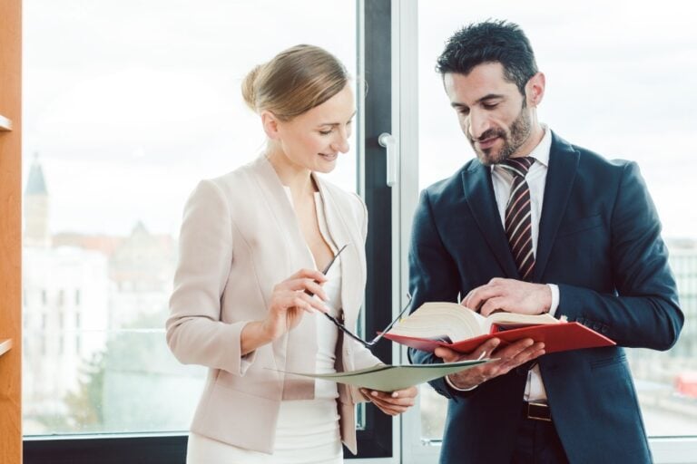 Giurista d'impresa a lavoro in compagnia dei colleghi
