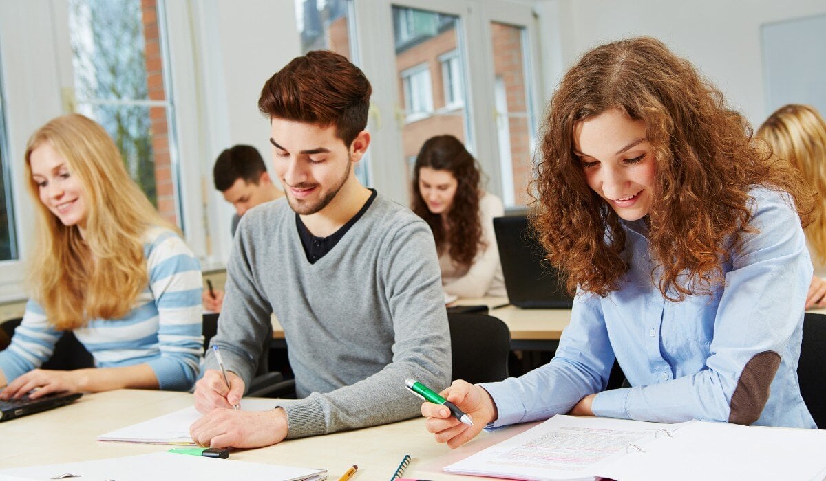 Ragazzi e ragazze alle prese con la scelta del percorso di studi
