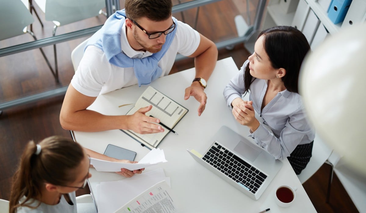 E-commerce manager durante una riunione