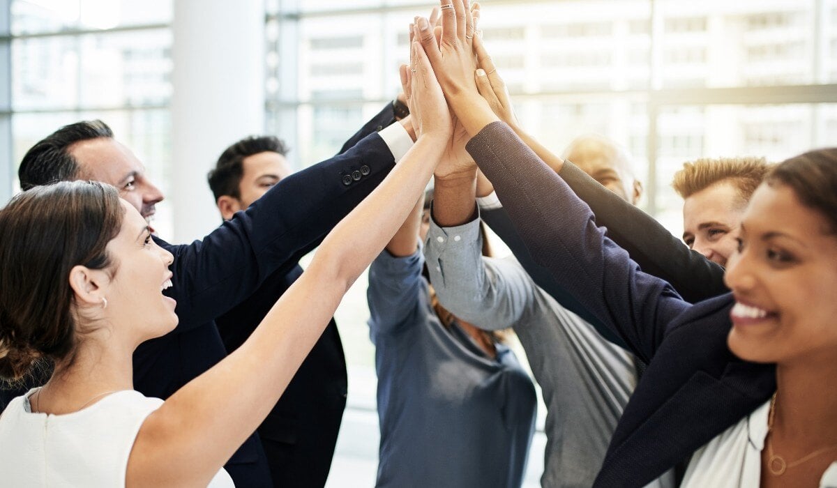 Collaboratori in ufficio motivati e entusiasti 