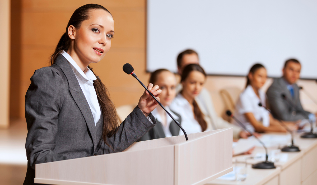 Una professionista alle prese con un discorso pubblico, esempio di public speaking