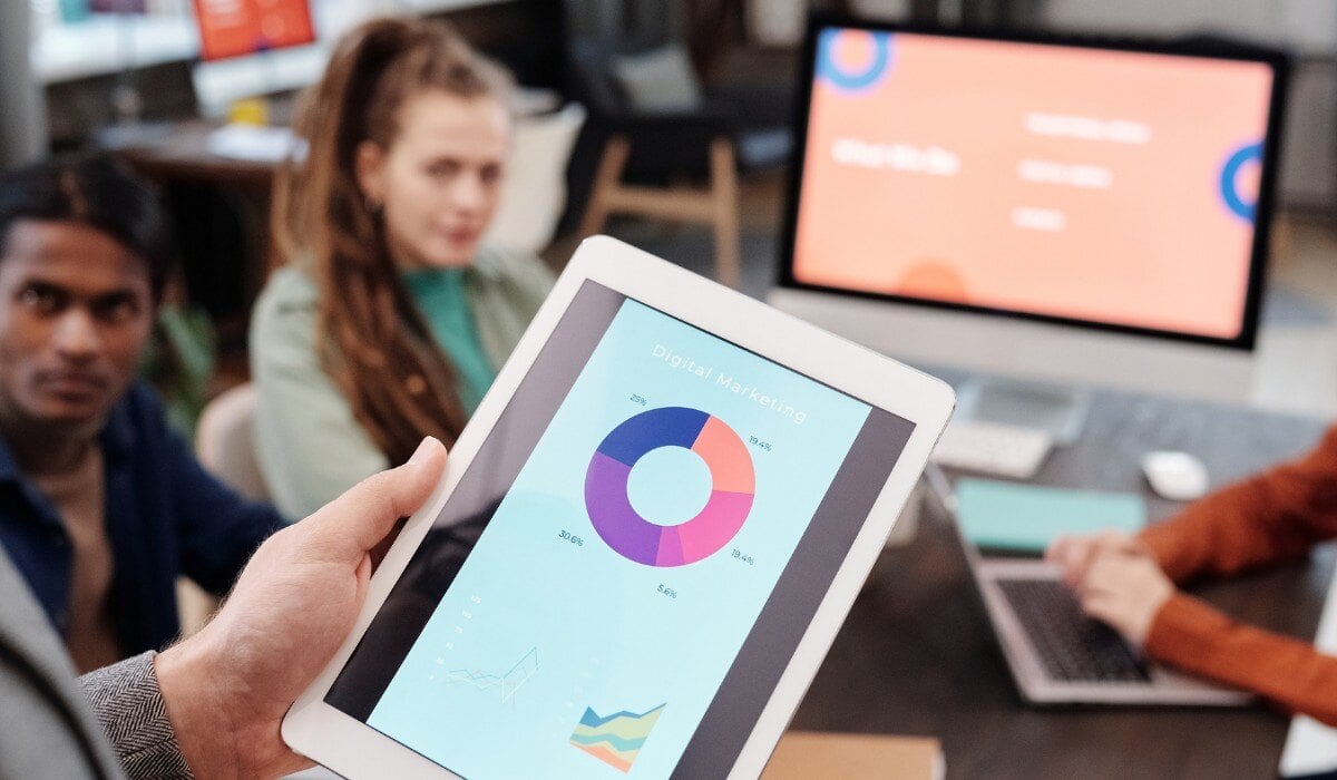 Un professionista legge i dati estrapolati dalle attività di digital marketing