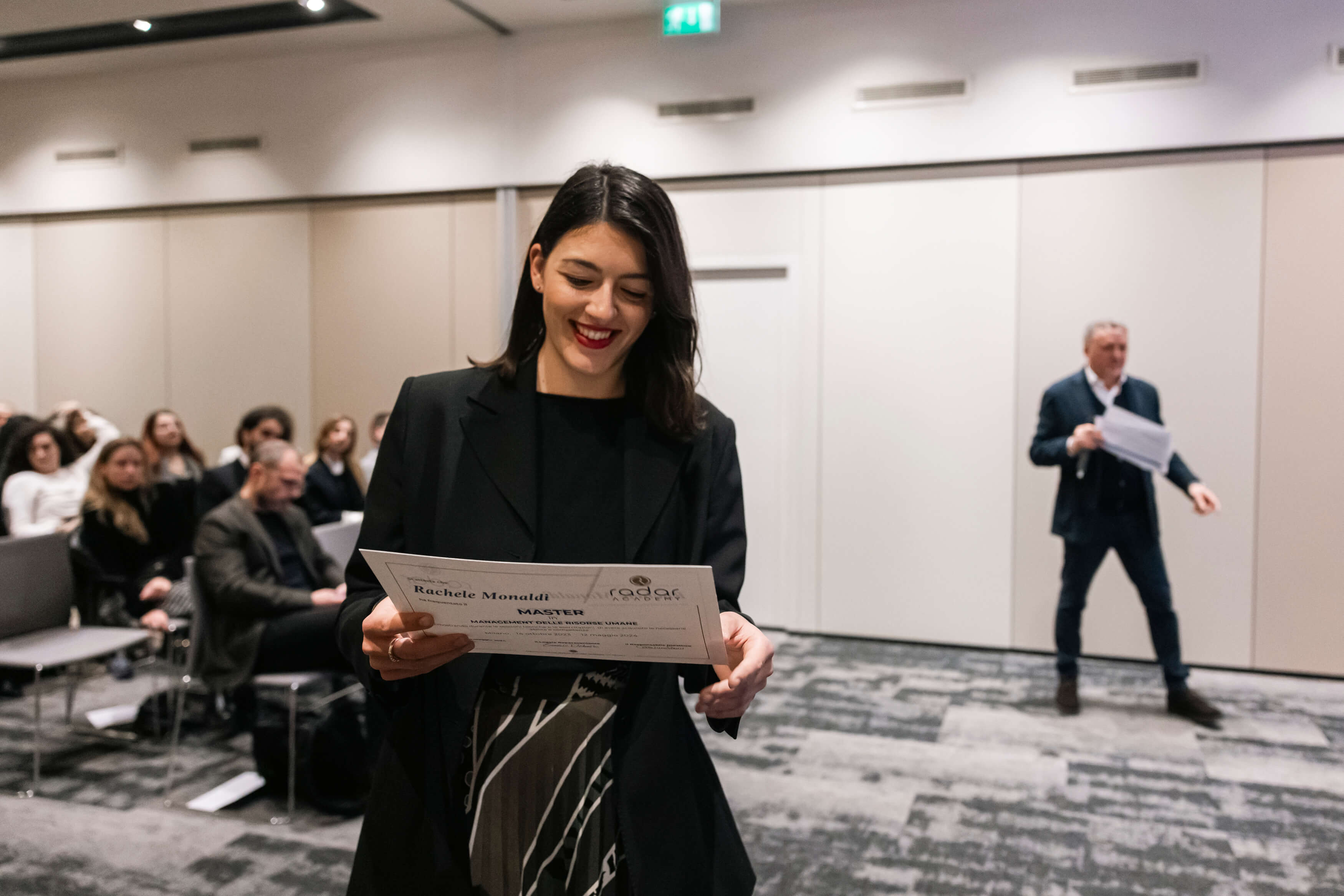 Allieva ritira l'attestato durante il Radar For Talent di Milano 2025